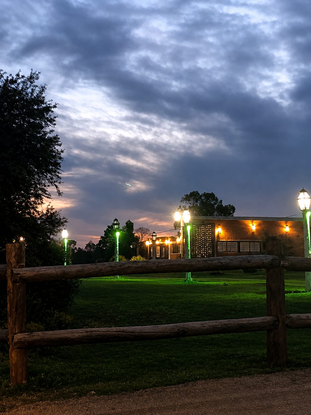 Fachada iluminada al atardecer