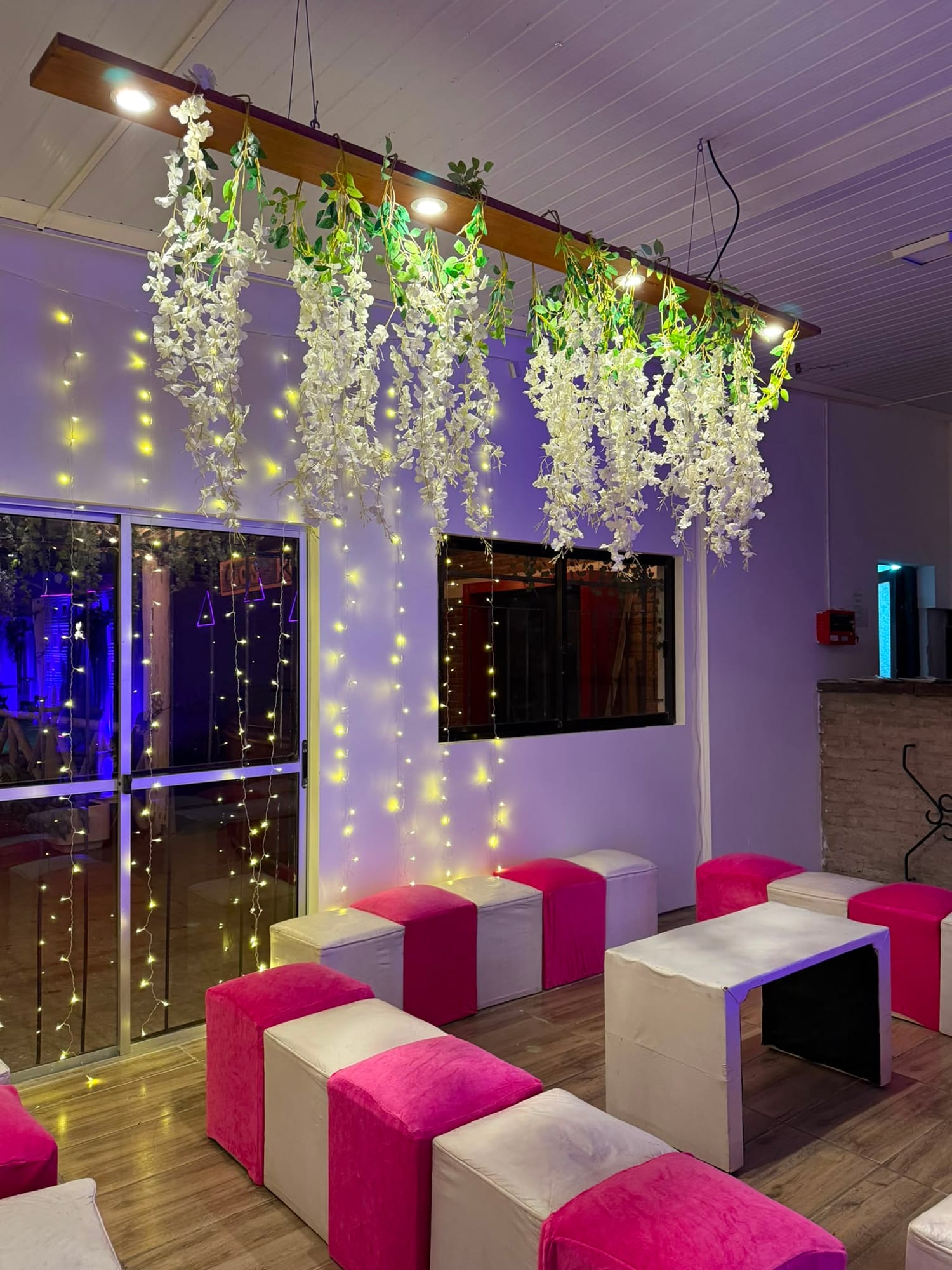 Rincón lounge con flores colgantes