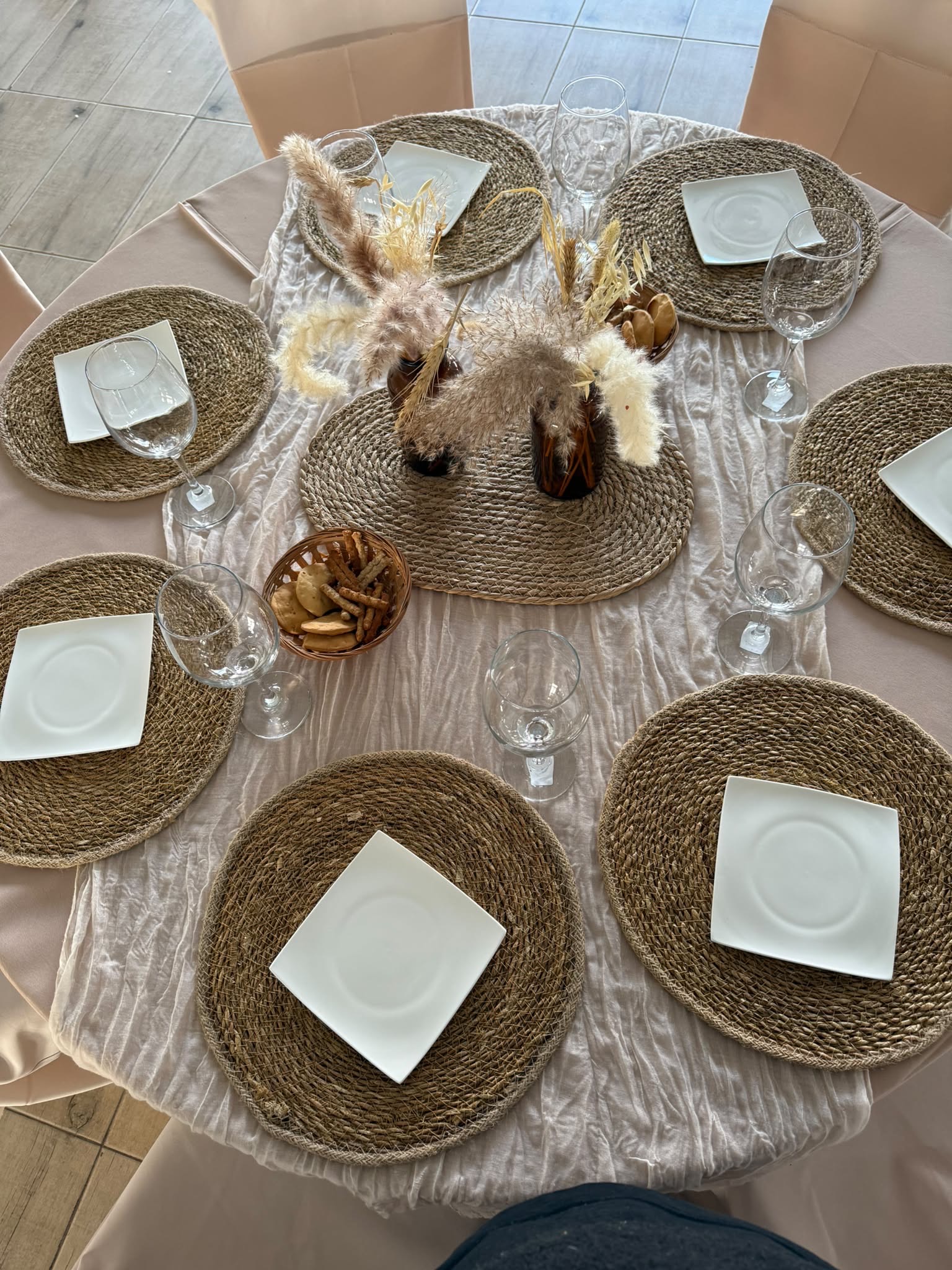 Mesa estilo boho con pampas secas