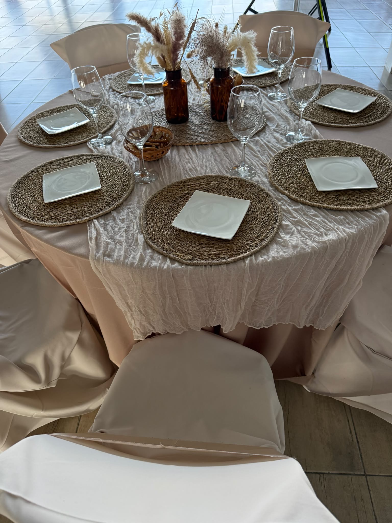 Mesa en tonos nude con detalles boho