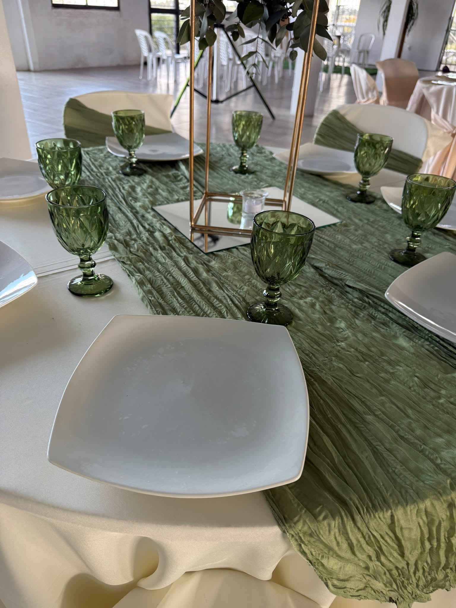 Mesa vestida en verde oliva