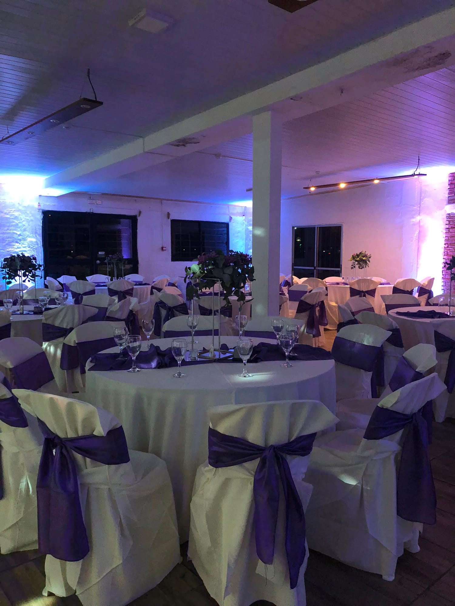 Salón decorado en tonos violeta